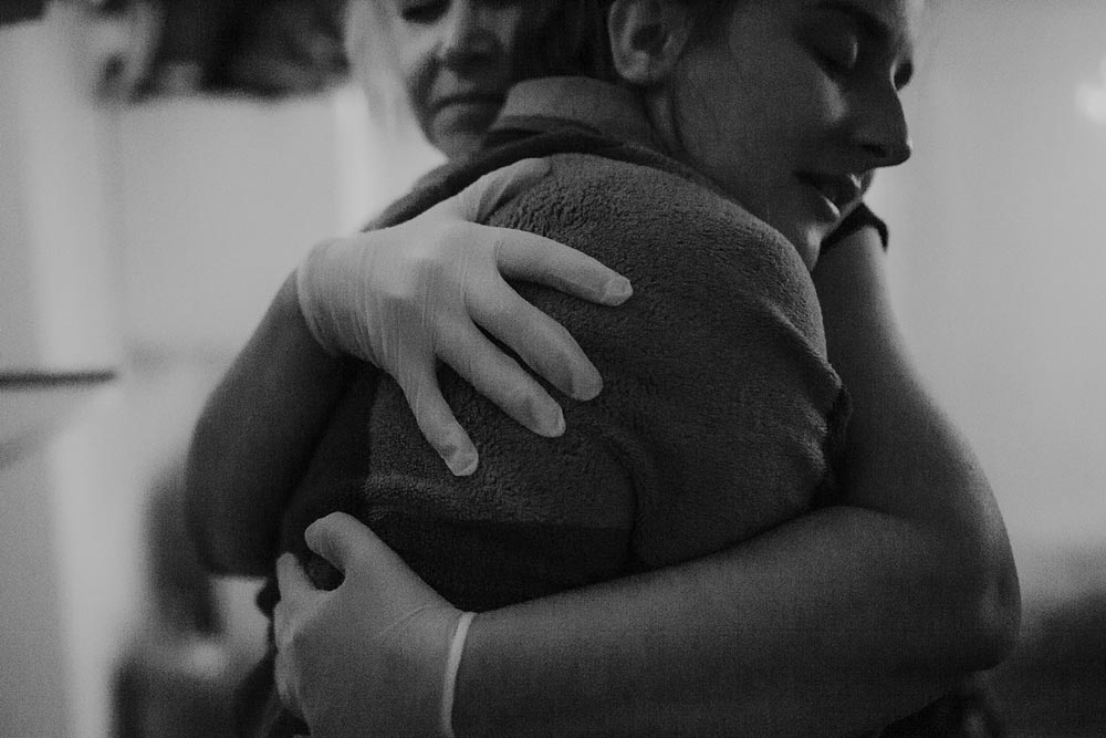 Johanna visar stöd och kramar den födande