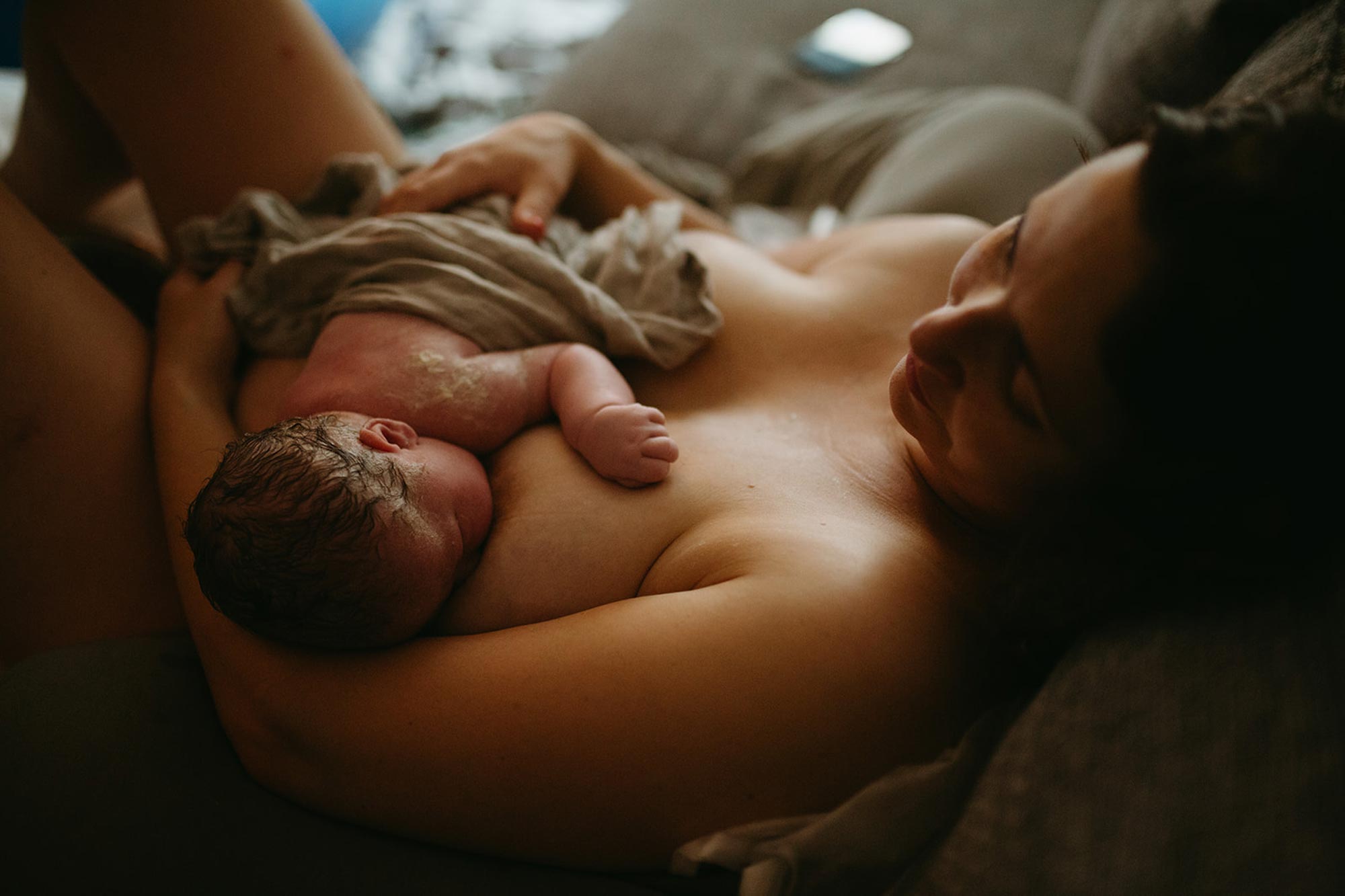 En mamma ammar sitt nyfödda barn.