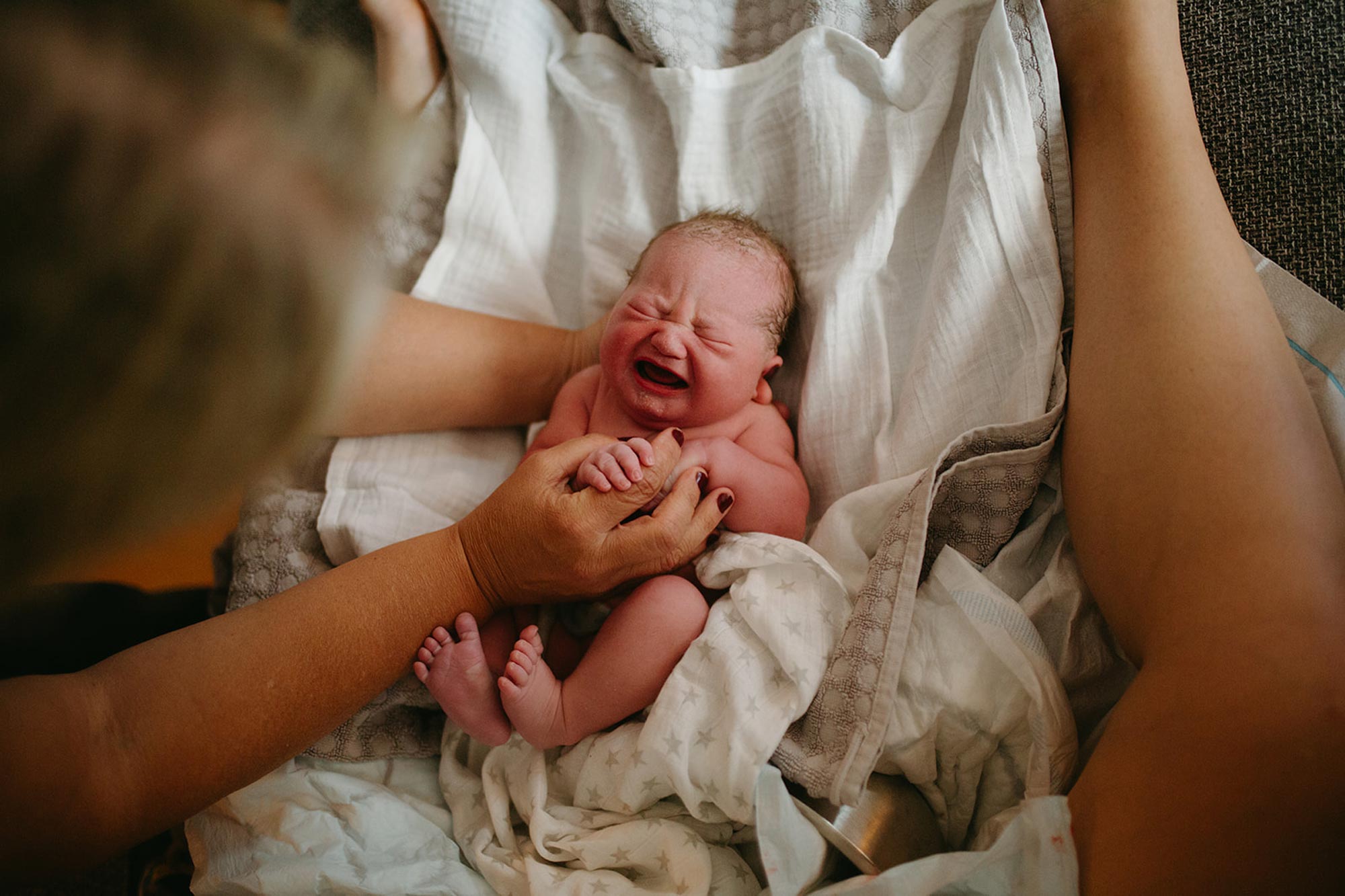 Nyfödd barn ligger på flera filtar